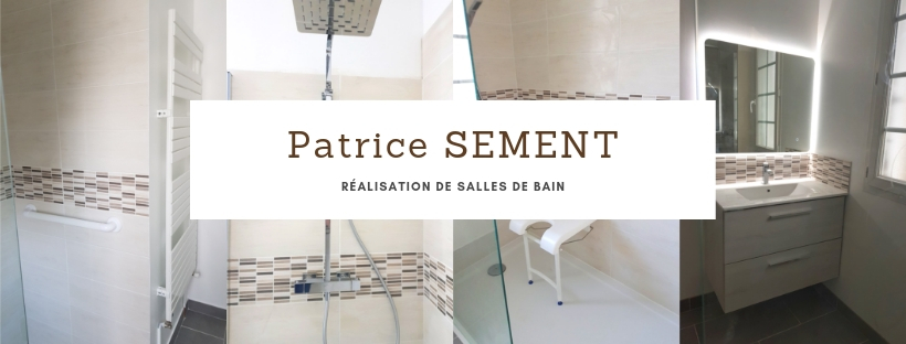 Vasque suspendue sous miroir lumineux dans une salle de bain rénovée
